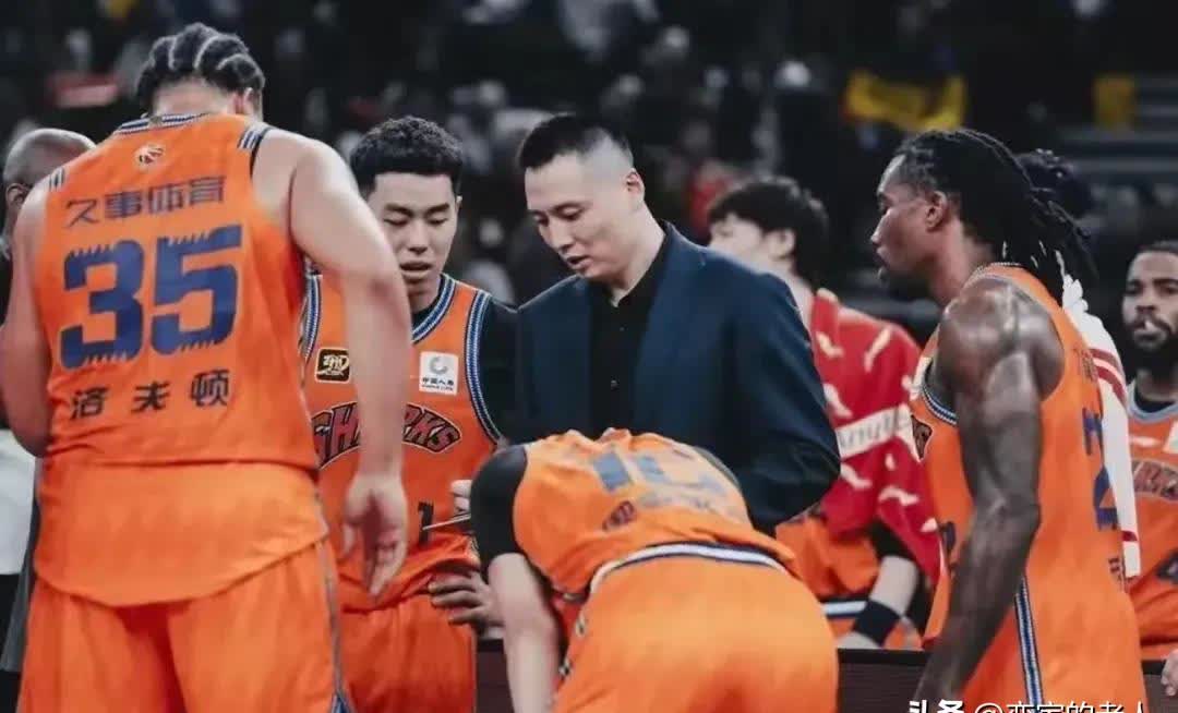 客场逆转力挫对手,球队卫冕冠军座次稳固,气势如虹 客场逆转力挫对手,球队卫冕冠军座次稳固,气势如虹